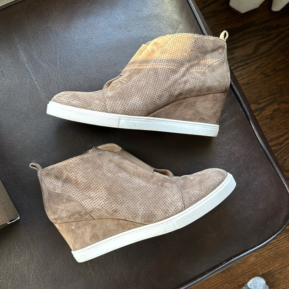Women’s olive Paolo wedge bootie, size 11